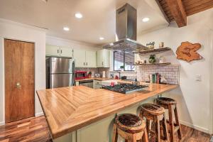 Hot Tub and Patio Pet-Friendly Cabin in Munds Park!