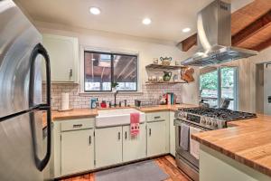 Hot Tub and Patio Pet-Friendly Cabin in Munds Park!