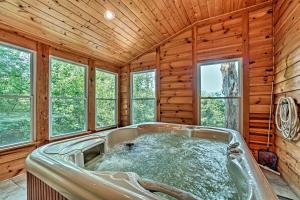 Hot Tub + Game Room: Mountain Retreat in Otto!