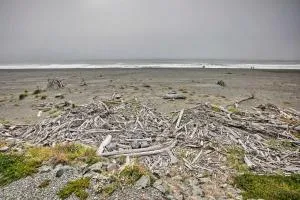 Quiet Waterfront Escape with Hot Tub and Beach Access! - Agness