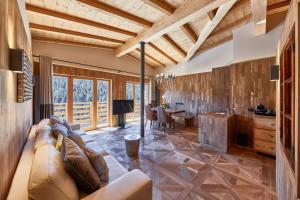 Habitación con cama grande y bañera de hidromasaje
