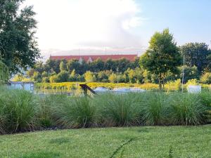 Uroczy apartament Art Marina z widokiem na rzekę i bezpłatnym parkingiem