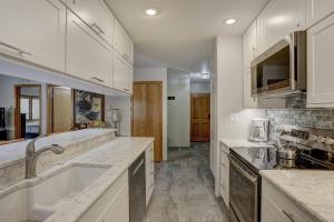 Newly Remodeled Spacious 1 Bedroom condo