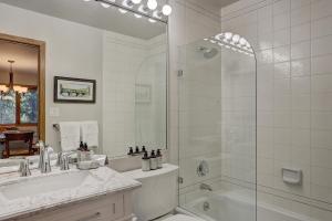 Newly Remodeled Spacious 1 Bedroom condo