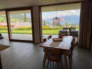 Casa Admisa, spektakuläre Aussicht, Ski in and out, hochwertige Einrichtung, Valserstein und Eiche