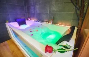 Gorgeous Apartment In La Omañuela - La Utrera