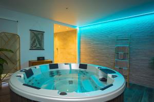 Love hotels Cabinet de reveries : Studio avec Baignoire Spa