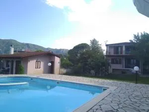 Villa Marinos - συγκρότημα με πισίνα, γήπεδο, τζακούζι, μπαρ, ψησταριά - Mendhenítsa