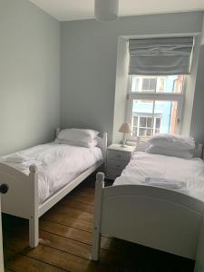 Beautiful Tenby House, sleeps 10, pets allowed