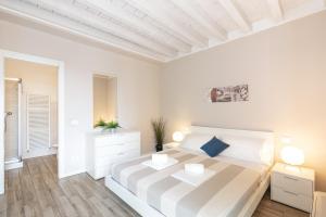 One-Bedroom Apartment with Balcony