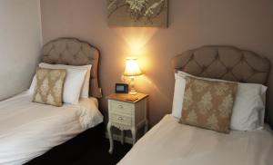 Twin Room room in The Oak House Hotel