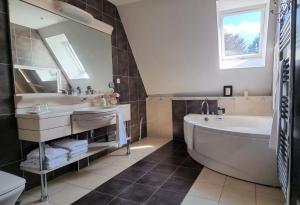 B&B / Chambres d'hotes Le Vieux Pressoir : Chambre Double avec Baignoire Spa