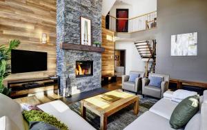 Chalet 15 Chemin Blanc by Les Chalets Alpins