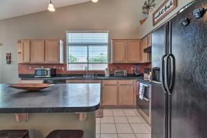 Hot Tub & Fire Pit: Phoenix Oasis Near Hiking!