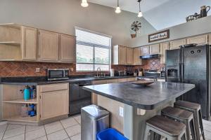 Hot Tub & Fire Pit: Phoenix Oasis Near Hiking!