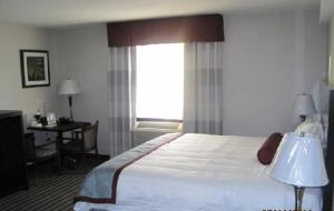 Super 8 by Wyndham Saskatoon Near Downtown