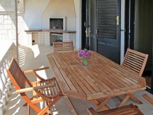 Apartment Villa Ursa by Interhome