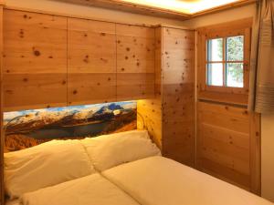 Apartment Chesa Alvetern 5 by Interhome