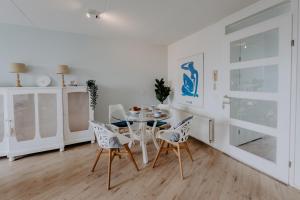 Stijlvol appartement op strand Makkum