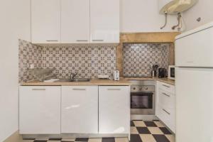 135 A - Stay in Tranquil Flat in Alfama near Sé and Castle