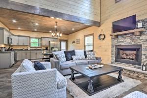 5 Mi to Pigeon Forge: Woodsy Retreat w Hot Tub!