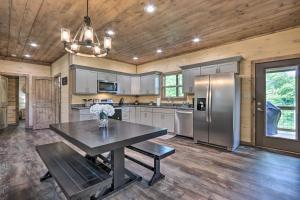 5 Mi to Pigeon Forge: Woodsy Retreat w Hot Tub!