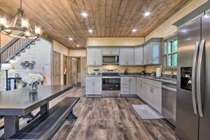 5 Mi to Pigeon Forge: Woodsy Retreat w Hot Tub!