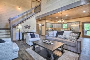 5 Mi to Pigeon Forge: Woodsy Retreat w Hot Tub!