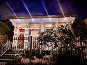 One bedroom apartment with hot tub 2 blocks to Magazine street