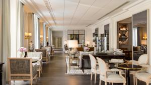 Classic Queen Room with Club Lounge Access room in InterContinental Paris Le Grand an IHG Hotel