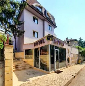 Family Art Hotel Gallery - Corabia