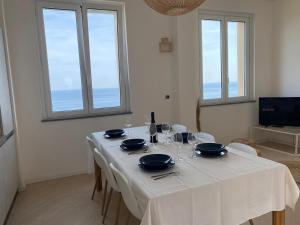 Incanto sul mare con enorme terrazza e piscina