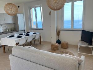 Incanto sul mare con enorme terrazza e piscina