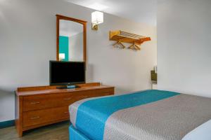 Standard Queen Room - Non-Smoking room in Motel 6-Baker City OR