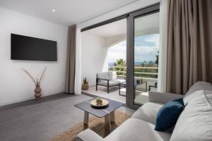 Holiday in Bol **** blue