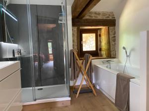 B&B / Chambres d'hotes La Vaisse : Chambre Lit King-Size - Vue sur Jardin