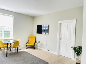 aday - 2 bedroom with modern kitchen and free parking