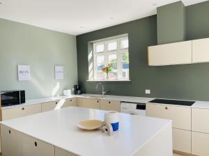 aday - 2 bedroom with modern kitchen and free parking