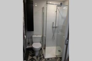 LE PRATIK, commerces et lac à pied