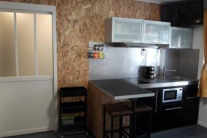 LE PRATIK, commerces et lac à pied