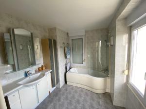 Villas Le Belvedere - Villa 14 personnes - Plage a pied - Piscine couverte et chauffee : photos des chambres