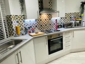 Bagshot PennyHill Camberley Ascot Luxury 2 Beds 1 Bath Sleeps 4 Pets OK Permit Parking - 巴格肖特