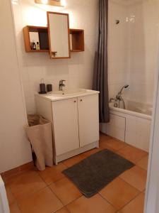 Appartements T3 duplex lumineux en centre-ville (plage a 10mn) : photos des chambres