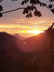 Chalé Pakere SerraBella Lumiar - natureza exuberante, lareira sauna, piscina e água de nascente - locação do chalé sem prestação de serviços