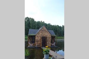 heather hut, off-grid cottage on a pond+2 ha