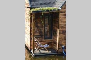 heather hut, off-grid cottage on a pond+2 ha