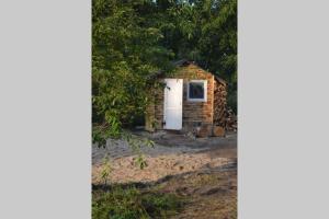 heather hut, off-grid cottage on a pond+2 ha