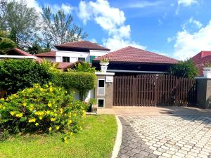 12Haven Stunning Seaside Luxury Villa PD with Kids Pool