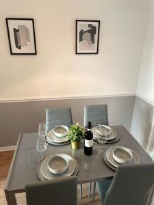 Wolverhampton 3-Bed Home Garden 4 Beds Parking for 2 Vans Ideal for Contractors, NHS & Long Stays Near M6, Walsall & City Centre