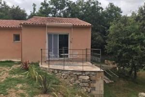 Logement avec terrasse attenant à une villa